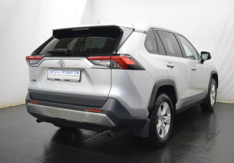 Подержанный автомобиль Toyota RAV4 2020 года (5 фото)