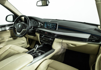 Подержанный автомобиль BMW X5 2015 года (9 фото)
