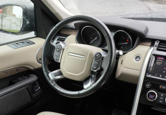 Подержанный автомобиль Land Rover Discovery 2017 года (26 фото)