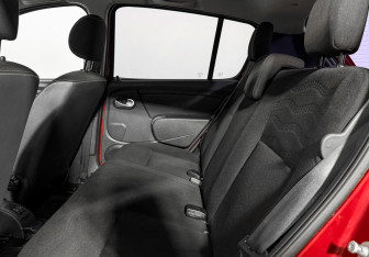 Подержанный автомобиль Renault Sandero 2014 года (11 фото)