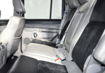 Подержанный автомобиль Jeep Commander 2008 года (13 фото)