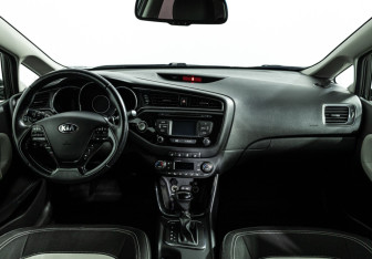 Подержанный автомобиль Kia Ceed Hatchback 2015 года (13 фото)