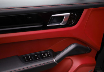 Подержанный автомобиль Porsche Cayenne 2019 года (26 фото)