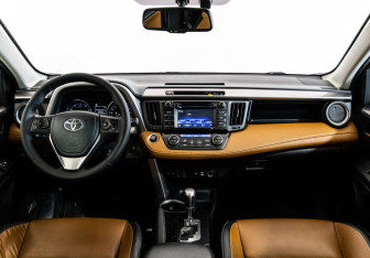 Подержанный автомобиль Toyota RAV4 2016 года (10 фото)