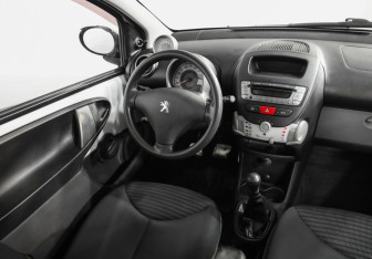 Подержанный автомобиль Peugeot 107 2012 года (9 фото)