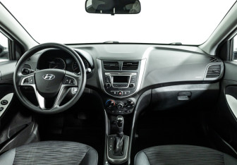 Подержанный автомобиль Hyundai Solaris Hatchback 2015 года (13 фото)