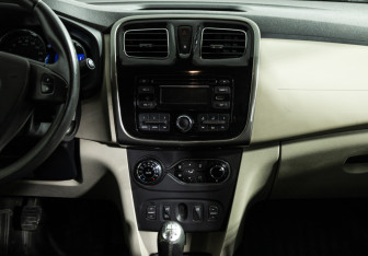 Подержанный автомобиль Renault Logan Sedan 2014 года (14 фото)