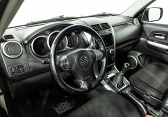 Подержанный автомобиль Suzuki Grand Vitara 2011 года (11 фото)