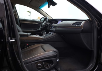 Подержанный автомобиль Genesis G90 2020 года (32 фото)