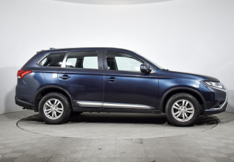 Подержанный автомобиль Mitsubishi Outlander 2019 года (4 фото)