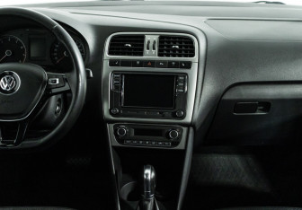 Подержанный автомобиль Volkswagen Polo Sedan 2017 года (14 фото)