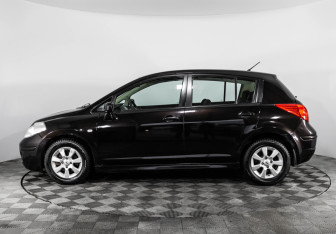 Подержанный автомобиль Nissan Tiida Hatchback 2010 года (8 фото)