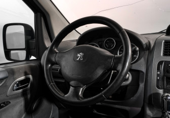 Подержанный автомобиль Peugeot Expert 2015 года (16 фото)