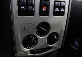 Подержанный автомобиль Renault Logan Sedan 2007 года (12 фото)