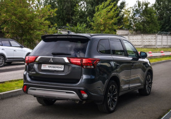 Подержанный автомобиль Mitsubishi Outlander 2021 года (6 фото)