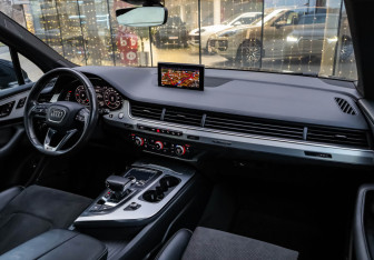 Подержанный автомобиль Audi Q7 2016 года (12 фото)