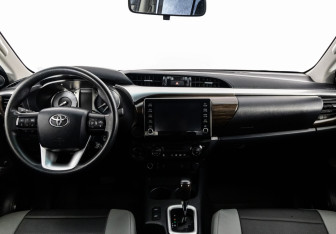 Подержанный автомобиль Toyota Hilux 2022 года (11 фото)