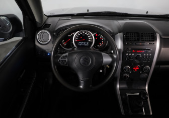 Подержанный автомобиль Suzuki Grand Vitara 2011 года (10 фото)