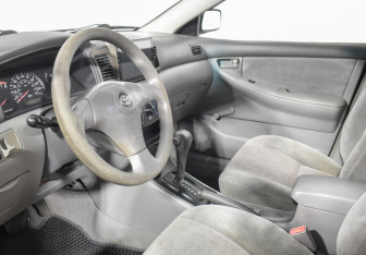 Подержанный автомобиль Toyota Corolla Sedan 2002 года (9 фото)