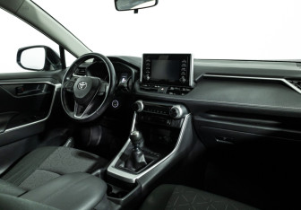 Подержанный автомобиль Toyota RAV4 2019 года (9 фото)