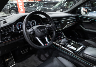 Подержанный автомобиль Audi Q8 2023 года (14 фото)