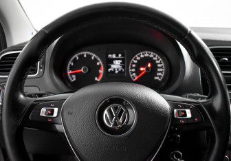 Подержанный автомобиль Volkswagen Polo Sedan 2017 года (17 фото)