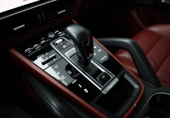Подержанный автомобиль Porsche Cayenne 2019 года (14 фото)