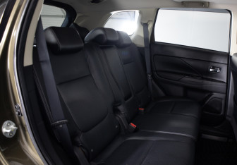 Подержанный автомобиль Mitsubishi Outlander 2015 года (18 фото)