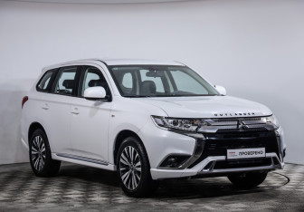Подержанный автомобиль Mitsubishi Outlander 2022 года (3 фото)