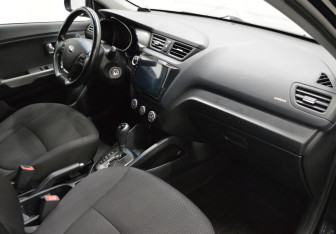 Подержанный автомобиль Kia Rio Sedan 2017 года (12 фото)