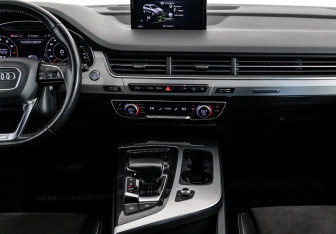 Подержанный автомобиль Audi Q7 2015 года (13 фото)