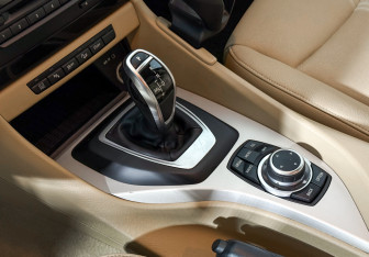 Подержанный автомобиль BMW X1 2013 года (11 фото)
