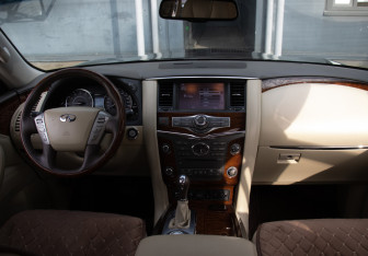 Подержанный автомобиль Infiniti QX80 2015 года (15 фото)