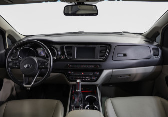 Подержанный автомобиль Kia Carnival 2018 года (9 фото)