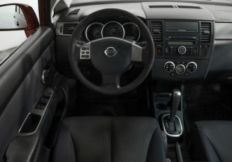 Подержанный автомобиль Nissan Tiida Hatchback 2008 года (10 фото)