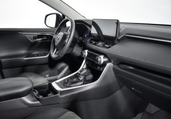 Подержанный автомобиль Toyota RAV4 2024 года (14 фото)