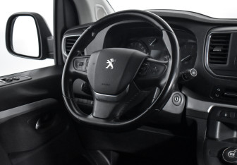 Подержанный автомобиль Peugeot Traveller 2018 года (16 фото)