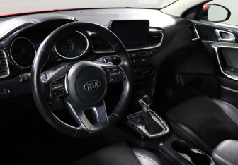 Подержанный автомобиль Kia Ceed Hatchback 2019 года (39 фото)