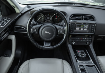 Подержанный автомобиль Jaguar F-Pace 2017 года (14 фото)