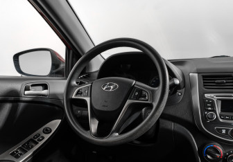 Подержанный автомобиль Hyundai Solaris Hatchback 2016 года (15 фото)