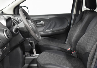 Подержанный автомобиль Nissan Note 2007 года (10 фото)