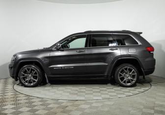 Подержанный автомобиль Jeep Grand Cherokee 2017 года (8 фото)