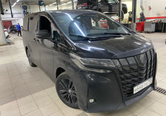 Подержанный автомобиль Toyota Alphard 2021 года (2 фото)