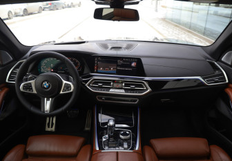 Подержанный автомобиль BMW X5 2021 года (12 фото)