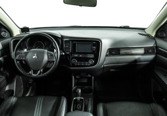Подержанный автомобиль Mitsubishi Outlander 2016 года (13 фото)