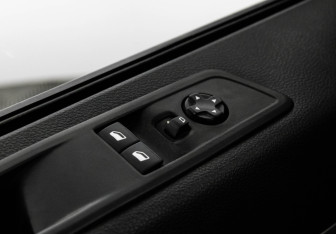 Подержанный автомобиль Peugeot Traveller 2019 года (16 фото)