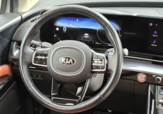 Подержанный автомобиль Kia Carnival 2021 года (21 фото)