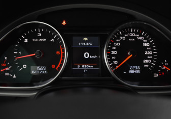 Подержанный автомобиль Audi Q7 2011 года (18 фото)