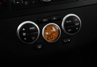 Подержанный автомобиль Nissan Tiida Hatchback 2008 года (14 фото)