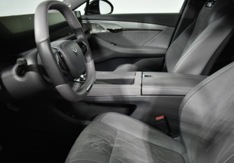 Подержанный автомобиль Voyah Passion 2023 года (10 фото)